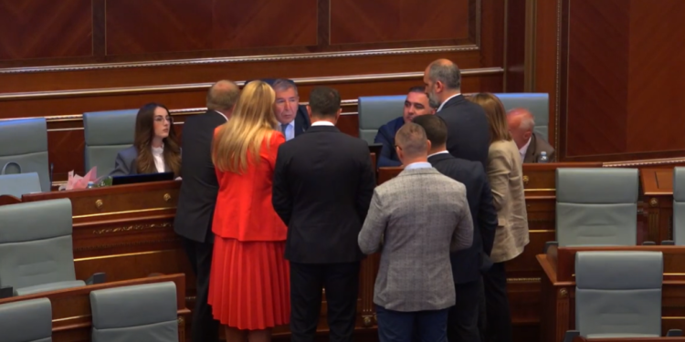 Dehari fton në konsultim përfaqësuesit e partive politike para nisjes së seancës