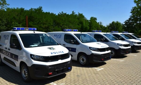OSBE i dorëzon Policisë së Kosovës pesë automjete për njësinë K9