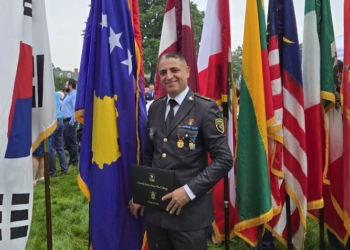 Oficeri i FSK-së diplomon në Kolegjin e Luftës të Ushtrisë së SHBA-së