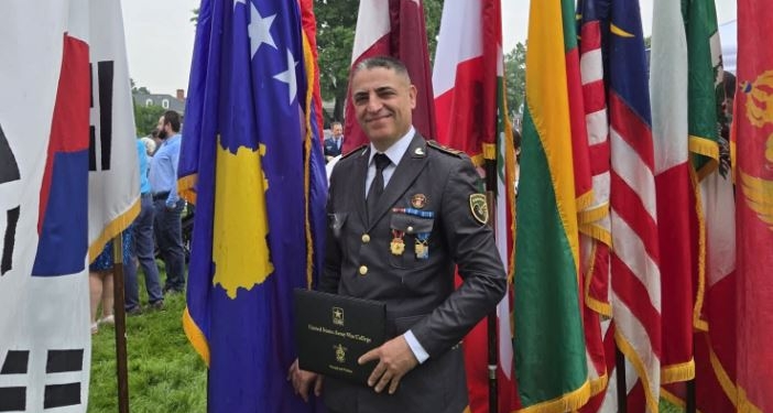 Oficeri i FSK-së diplomon në Kolegjin e Luftës të Ushtrisë së SHBA-së