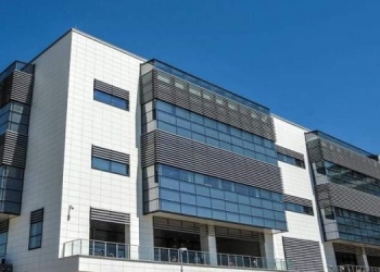 Temperaturat e larta në sallat e gjykimit e zyrat e gjykatësve vështirësojnë punën në Pallatin e Drejtësisë