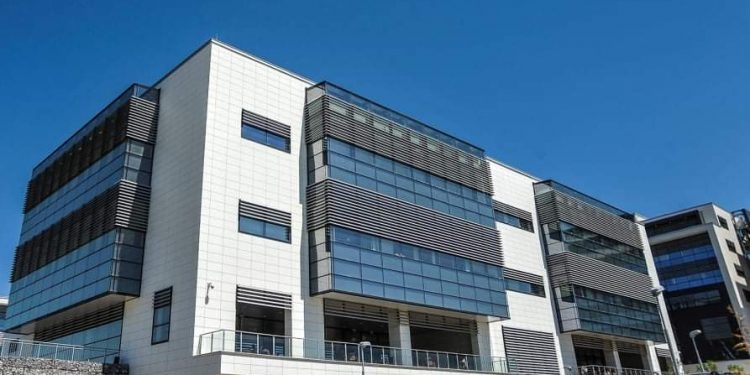 Temperaturat e larta në sallat e gjykimit e zyrat e gjykatësve vështirësojnë punën në Pallatin e Drejtësisë