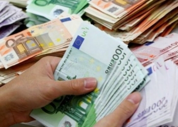 Mërgimtarët “shlirojnë” dorën, remitancat shkojnë në mbi 402 milionë euro në katër muajt e parë