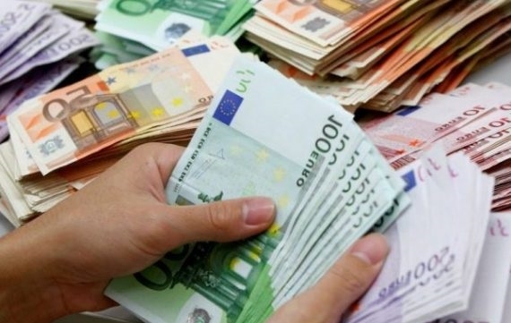 Mërgimtarët “shlirojnë” dorën, remitancat shkojnë në mbi 402 milionë euro në katër muajt e parë
