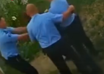 Polici e rrah qytetarin e prangosur në Klinë, dy të tjerë e mbajnë, dalin pamjet