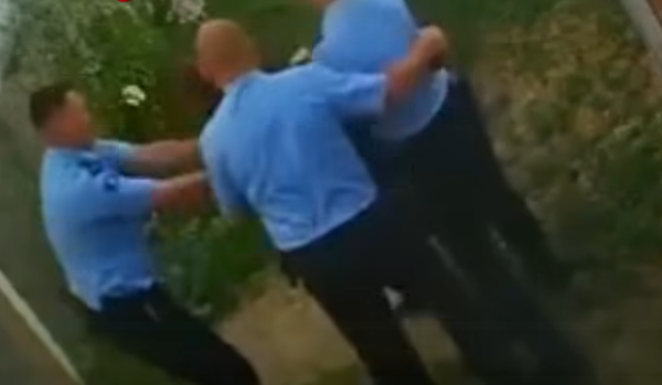 Polici e rrah qytetarin e prangosur në Klinë, dy të tjerë e mbajnë, dalin pamjet