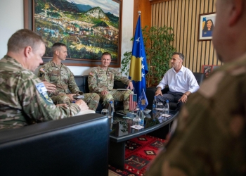 Dy komandantë amerikanë të KFOR-it vizitojnë kryetarin e Leposaviqit, rikonfirmojnë angazhimin për siguri të të gjitha komuniteteve