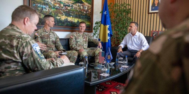 Dy komandantë amerikanë të KFOR-it vizitojnë kryetarin e Leposaviqit, rikonfirmojnë angazhimin për siguri të të gjitha komuniteteve