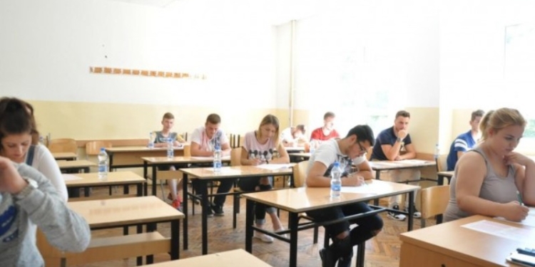 Sot mbahet provimi i maturës
