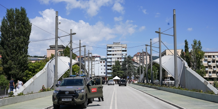 KFOR: Planet e Qeverisë për dy urat e reja në Mitrovicë jashtë kompetencës sonë, vazhdojmë prezencën fikse mbi Urën kryesore të Ibrit
