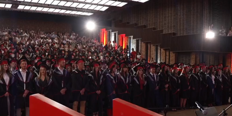 Kolegji Universum mban ceremoninë e diplomimit për gjeneratën e parë të epokës së inteligjencës artificiale