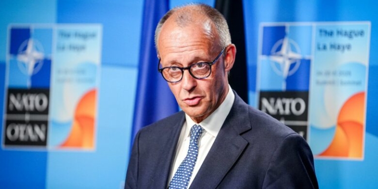 Merz mirëpret vendimin e Trumpit për t’i dërguar armë Ukrainës