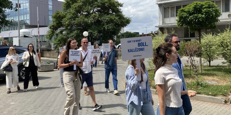 “Loja juaj, pasojat tona”, shoqëria civile rikthehet me protestë para Kuvendit