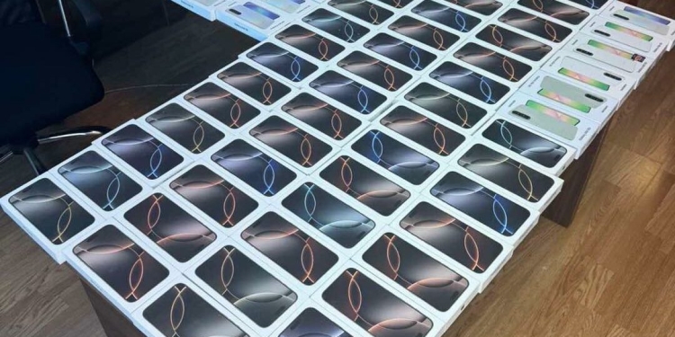Dogana sekuestron 79 telefona te një mobilshop, vlera e tyre mbi 64 mijë euro