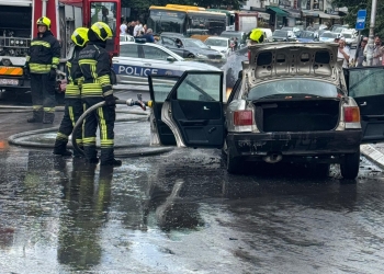 Zjarri në një makinë afër komunës së Prishtinës, Drejtoria për Emergjenca: Zjarrfikësit parandaluan përhapjen e rrezikut