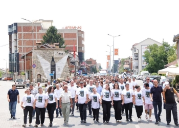 Deçani nderon babain e ndjerë që ecte çdo ditë nga 20km me djalin e tij të prekur nga Sindroma Down