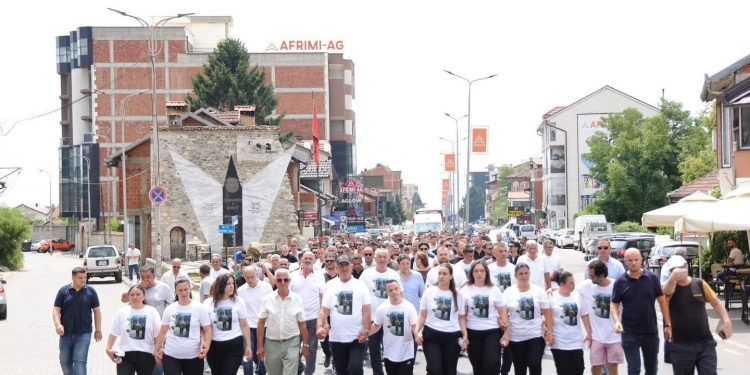 Deçani nderon babain e ndjerë që ecte çdo ditë nga 20km me djalin e tij të prekur nga Sindroma Down