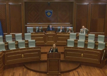 “Ju jeni frikacakë”, Bajrami vazhdon fjalën me mikrofon të ndalur, përplaset me deputetët e VV-së