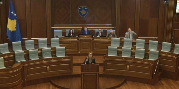 “Ju jeni frikacakë”, Bajrami vazhdon fjalën me mikrofon të ndalur, përplaset me deputetët e VV-së