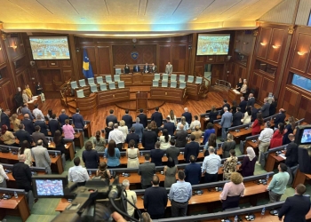 Kuvendi mban një minutë heshtje në nderim të Heroit Enver Zymeri dhe zyrtarëve policorë të rënë në detyrë