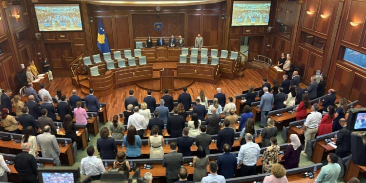Kuvendi mban një minutë heshtje në nderim të Heroit Enver Zymeri dhe zyrtarëve policorë të rënë në detyrë