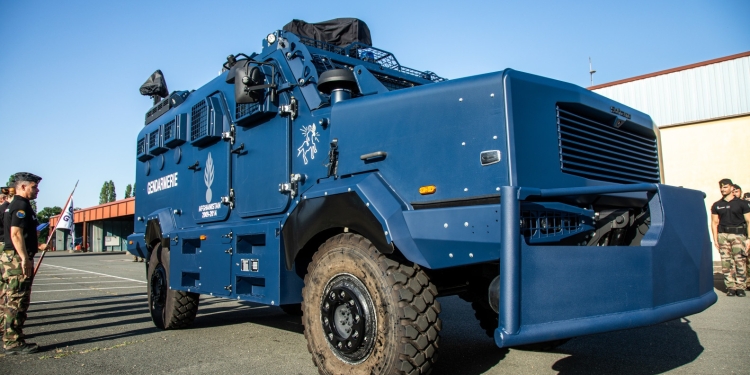 Xhandarmëria franceze, një autoblinde të fuqishme ia vë emrin “Kosovë”