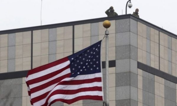 Ambasada e SHBA-së thirrje liderëve partiak që të bëjnë marrëveshje: S’duhet të mbështeteni te Gjykata për ta zgjidhur bllokadën