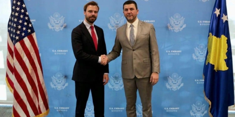 Krasniqi me zyrtarin e lartë të DASh-it flasin për marrëveshjen përfundimtare Kosovë-Serbi