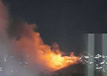 Një ndërtesë pranë Parkut të Qytetit përfshihet nga zjarri, s’ka të lënduar