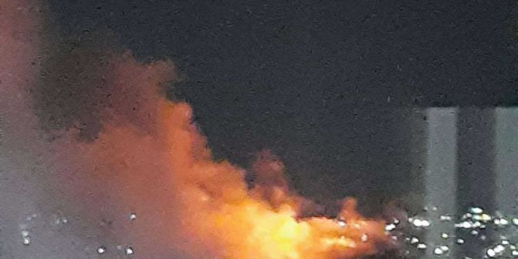 Një ndërtesë pranë Parkut të Qytetit përfshihet nga zjarri, s’ka të lënduar