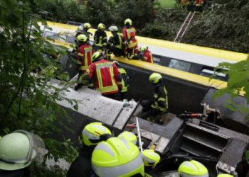 Tragjike në Gjermani! Treni me rreth 100 persona në bord del nga shinat, raportohet për disa viktima dhe shumë të plagosur