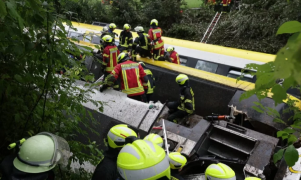 Tragjike në Gjermani! Treni me rreth 100 persona në bord del nga shinat, raportohet për disa viktima dhe shumë të plagosur