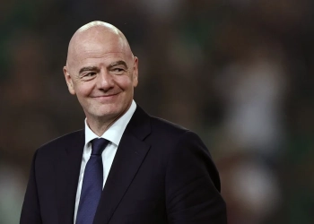 Presidenti i FIFA-s thotë se në Kupën e Botës 2026 do të përdoren stadiumet me çati, pas problemeve me motin