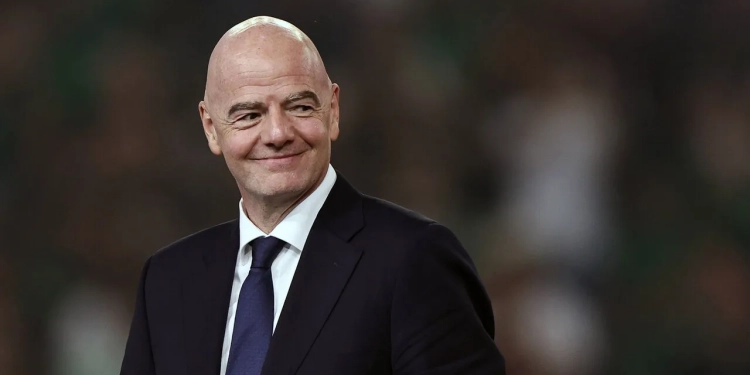 Presidenti i FIFA-s thotë se në Kupën e Botës 2026 do të përdoren stadiumet me çati, pas problemeve me motin