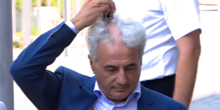 Avokati Arianit Koci rruan kokën para Kuvendit