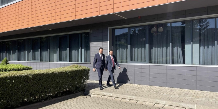 Presidentja Osmani takohet me kryetarin e partisë “Guxo” Faton Peci, diskutohet për bllokadën