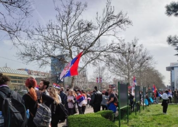 Terroristët e Banjskës po e ruajnë Vuçiqin, opozita atje i dorëzon BE-së lista me policë serbë