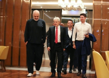 Ali Ahmeti publikon foto të takimit me Edi Ramën: Takim vëllazëror në Shkup