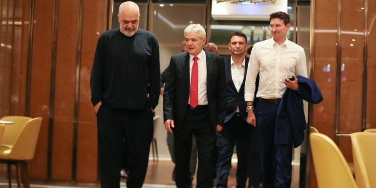 Ali Ahmeti publikon foto të takimit me Edi Ramën: Takim vëllazëror në Shkup