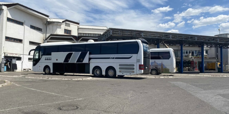 Kompanitë e autobusëve kundërshtojnë shtrenjtimin e hyrje-daljeve në Stacionin e Autobusëve në Prishtinë