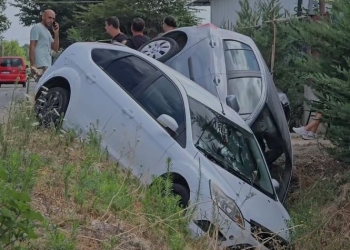Përplasen dy automjete në aksin Fier–Berat, përfundojnë në kanal