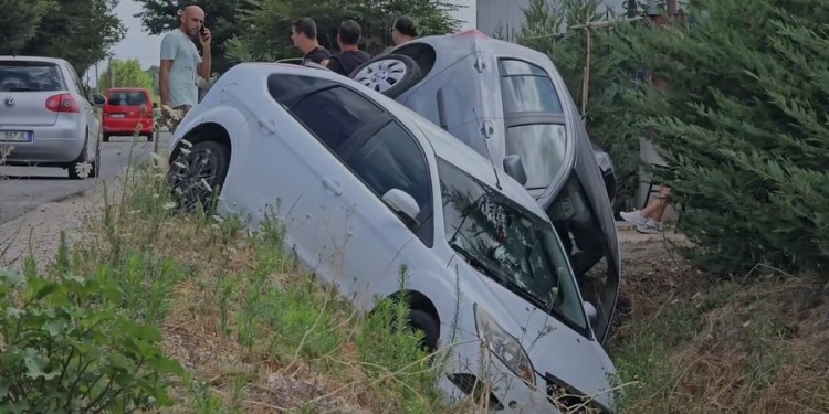 Përplasen dy automjete në aksin Fier–Berat, përfundojnë në kanal