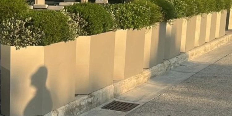 Rama rikujton bizneset në Vlorë për lirimin e trotuareve: Pronarët të heqin vetë barrikadat