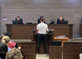 Ademaj: Fëmijët treguan se “babi e ka mbajtë për dore mamin kur u vra”