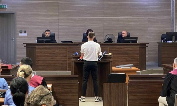 Ademaj: Fëmijët treguan se “babi e ka mbajtë për dore mamin kur u vra”