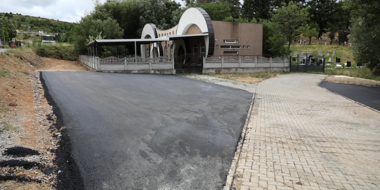Asfaltohet 25 metra rrugë në Shtime, Qemail Ahmeti shpall “epokë të re të buzëqeshjes”