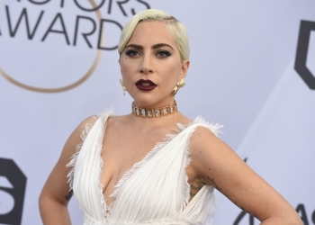 Lady Gaga kërkoi 6 milionë dollarë për të kënduar në dasmën e Jeff Bezos