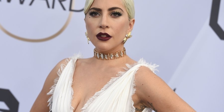Lady Gaga kërkoi 6 milionë dollarë për të kënduar në dasmën e Jeff Bezos