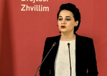 Pasi familjarët e saj morën 252 mijë euro, Fitore Pacolli ia kthen Paris Gurit: Motra jote ka fituar mbështetje prej 15 mijë euro nga MKRS për studime jashtë vendit