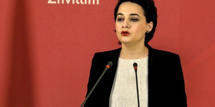 Pasi familjarët e saj morën 252 mijë euro, Fitore Pacolli ia kthen Paris Gurit: Motra jote ka fituar mbështetje prej 15 mijë euro nga MKRS për studime jashtë vendit